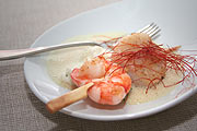 Spieß von Scampi uns St. Jacobsmuschel auf Kokos-Risotto und Thai-Curryschaum (Foto: MartiN Schmitz)